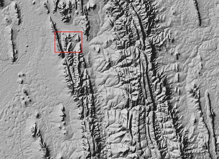 (a) (b) 12 km FIGURA 10 (a): Imagem sombreada da área marcada pelo retângulo vermelho na imagem sombreada da FIGURA 8 (azimute = 225, elevação = 45, exagero de relevo = 10) criada a partir da grade