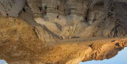 Do alto de Massada os contornos dos acampamentos romanos ainda são visíveis. Descida por teleférico. Continuando ao longo do Mar Morto, o ponto mais baixo da terra e uma rica fonte de minerais.