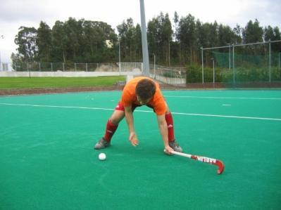 O stick deverá colocar-se em posição horizontal, do lado esquerdo do jogador, com a cabeça do mesmo em contacto com o solo (tal como na receção de esquerda horizontal). Execução: 1.