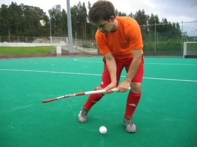 Pega curta; Preparação: 2. Os pés deverão estar afastados à largura dos ombros, sendo que o ombro esquerdo deverá apontar na direção pretendida para a trajetória da bola; 3.