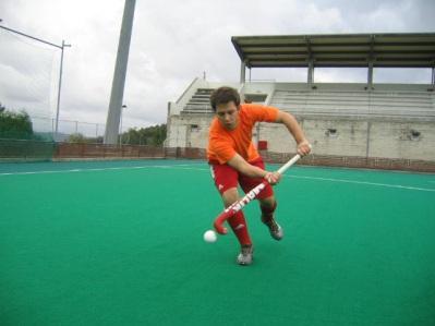 Correção: O jogador deve posicionar a bola atrás do seu pé traseiro, mantendo o peso do