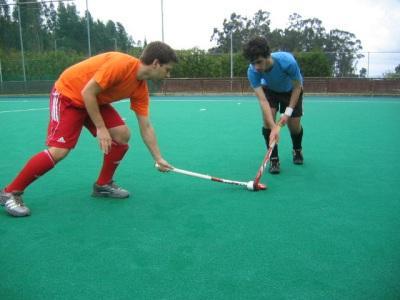O jogador aproxima-se do adversário, à distância de um stick, procurando o momento ideal para intercetar a bola; 3.