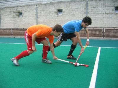 O jogador deverá correr atrás e à direita do atacante em posse de bola; 2. Para realizar o movimento de shave, o jogador deverá manter o seu centro de gravidade o mais baixo possível; 3.