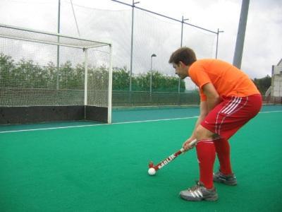 Erro frequente: O scoop não eleva a bola a tempo de passar por cima do guarda-redes. Correção: A bola deve encontrar-se posicionada em frente ao jogador.