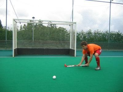 No momento do contacto com a bola o stick deve encontrar-se em posição horizontal, ligeiramente inclinado para trás, com a face virada