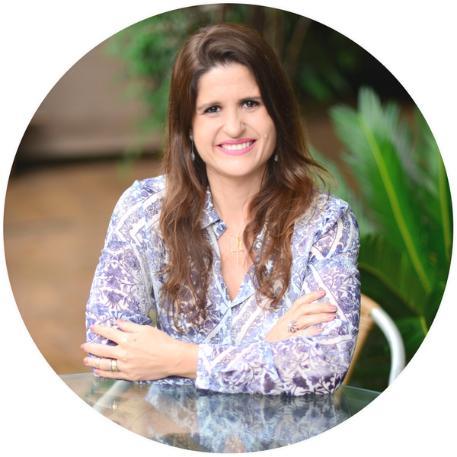 SOBRE Adriana Araújo é estudante de nutrição e Master Coach de Emagrecimento Consciente pelo Internacional Instituto Health Coaching, criadora do blog e idealizadora do Programa Aprenda a Ser Magro