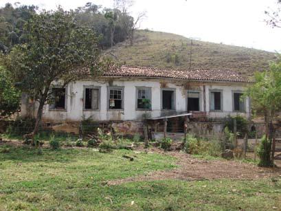 Sobre a porta principal um semicírculo em estuque envolve um desenho geométrico.