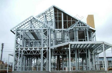 O sistema Steel Frame é oriundo das construções em madeira, conhecidas como Wood Frame, tradicionalmente usadas nos EUA, há mais de 300 anos.