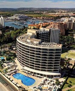 No hotel Vila Galé Ampalius, em muitos dos 357 quartos e suítes pode acordar com vista para o mar e saborear o pequeno-almoço na varanda, tendo o
