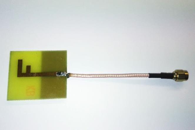 Para que se consiga medir as características de uma antena é necessário conectá-la aos sistemas de medição por meio de uma linha de transmissão, tipicamente um cabo coaxial com um comprimento