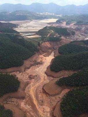 RUPTURA DA BARRAGEM DO FUNDÃO 05 de novembro de 2015; Volume de ruptura: 32 Mm³ Alteamento por montante: REJEITO ARENOSO: alteamento LAMA: