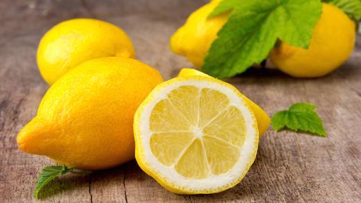 Lemon Citrus limon (Limão Siciliano) ORIGEM: ITÁLIA Principais Benefícios Limpa e purifica o ar e superfícies. Naturalmente purifica o corpo e ajuda na digestão.