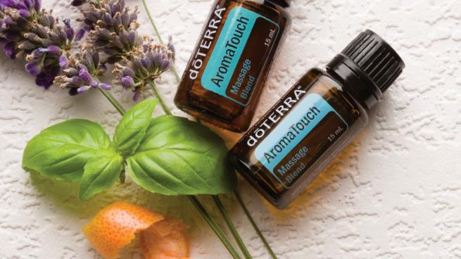 62 AromaTouch Blend de massagem AromaTouch proporciona efeitos reconfortantes e relaxantes, combinando óleos essenciais que acrescentam benefícios importantes a uma massagem.