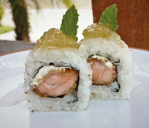 NATSUMI SALMON Uramaki recheado com salmão empanado, cream cheese e coberto com geléia de frutas