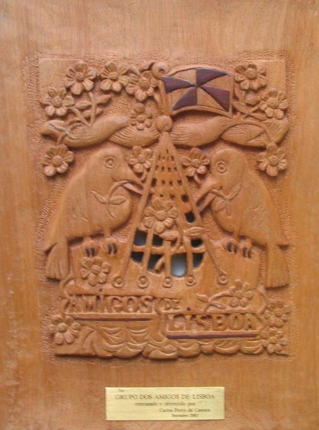 3. Alto-relevo esculpido em madeira, executado e oferecido