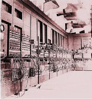 1ª Geração de Computadores - ENIAC Tinha o tamanho de um campo de futebol (5 alt x 25m comp) ocupava 180 m 2 área construída.