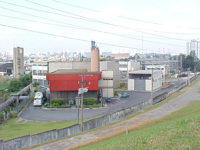 Figura 2 Vista geral da Elevatória de água bruta, do sistema de aplicação de CAP e permanganato de potássio na água bruta. Sistema Produtor do Guarapiranga.