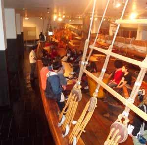 Todos a bordo! Numa viagem imaginária, o grupo é convidado a percorrer diversas salas do Museu através de um elemento comum: o barco.