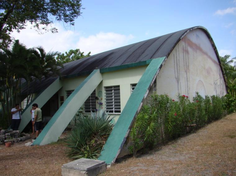 O edifício da Zootecnia possui uma cobertura em casca paraboloide hiperbólico. As cascas são estruturas de superfície delgadas, não são planas.