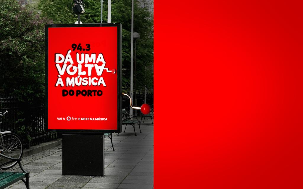 MUPI Vamos também colocar nas três cidades um mupi digital. Tal como as caixas de música Vodafone.
