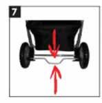 6) Encaixe a roda traseira até o final no eixo traseiro, de