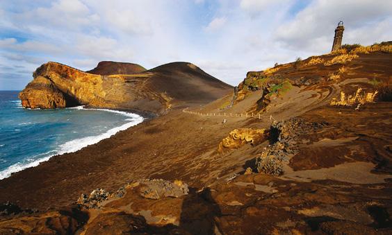 maior vulcão do Atlântico Norte. A uma cota de 2250 m, existe uma cratera de colapso (pit crater), com diâmetro médio de 550 metros e contorno circular.