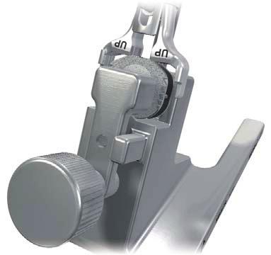 Deslize o Introdutor do implante para baixo no apoio do Suporte de montagem angulado para implante até que o introdutor se encaixe no implante montado.