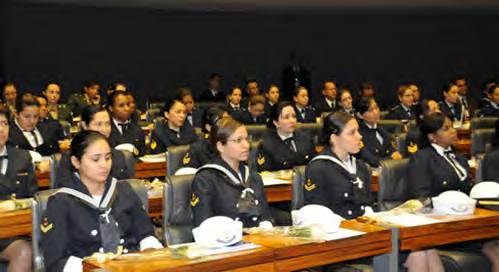 De acordo Almirante Moura Neto Comandante da Marinha e a deputada Jô Moraes com a parlamentar, que solicitara a realização da homenagem, a Marinha possui atualmente 1.999 oficiais e 1.