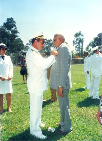 NAUFRÁGIO DO BAHIA TINHA QUE ACONTECER E PRONTO pas e vão auxiliar os que estão a ré. Voltam depois informando que as roupas eram poucas, de modo que somente quem pudesse andar iria vestido.