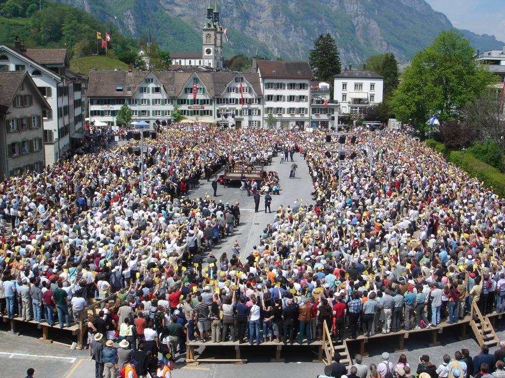 , confeccionaasamblea cantonal celebrada en Glarus o 7 de Maio de 2006(Foto: Wikipedia) Así, na Democracia Representativa, calquer persoa maior de idade pode presentarse como candidato a