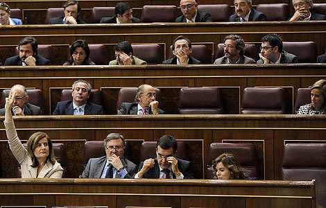 Un número reducido de persoas, os dirixintes dos partidos políticos, son os que nominan aos deputados e senadores o Lexislaitvo, os cales siguen as suas instruccións para nomear ao Executivo e se