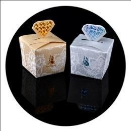240 R$ 5,60 Q02423 Caixinha de lembrancinha Diamante - Pacote com 12 un - 5 x 5 cm - Sortido - Prata e Dourada