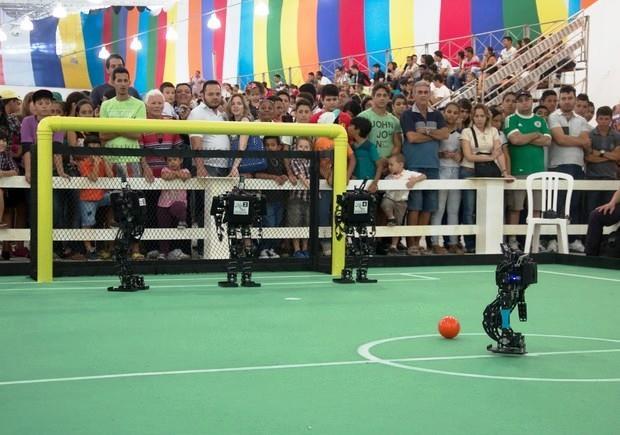 Robôs jogam aé futebol durante evento realizado em
