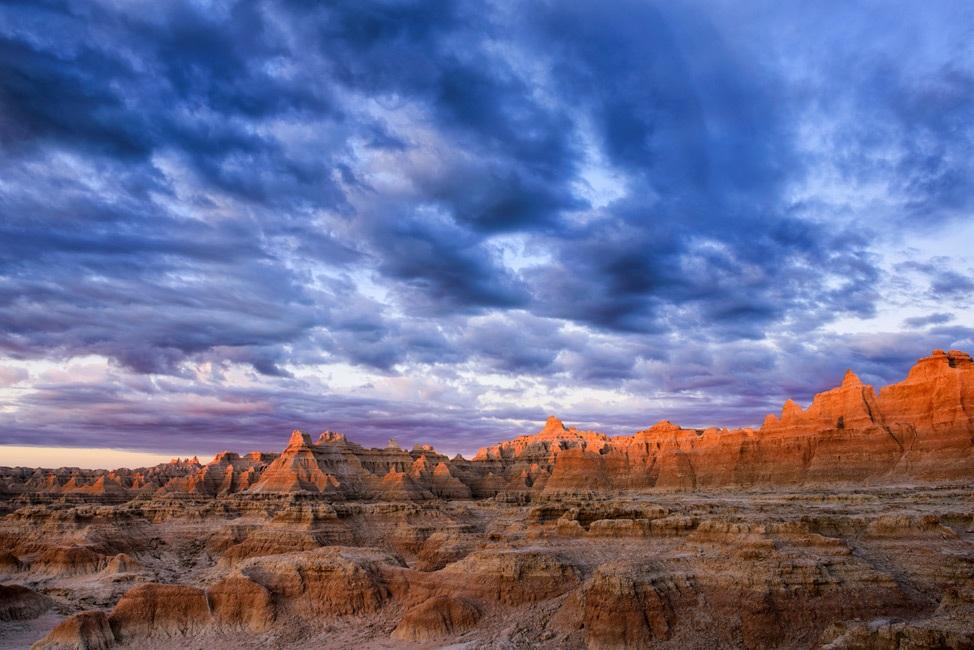 16 DE SETEMBRO DE 2017 INICIANTE Melhores dicas para fotografias de nascer e pôr do sol Apresentando DEBORAH SANDIDGE Parque nacional Badlands, Dakota do Sul.