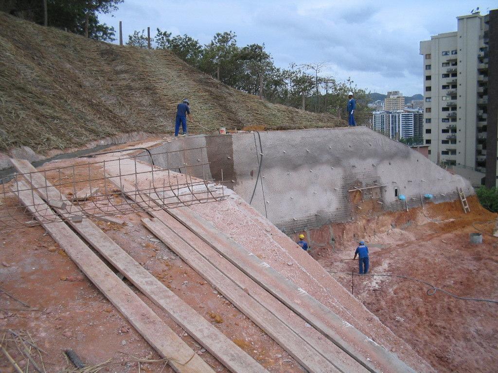 após escavação (setembro de 2004) (c)