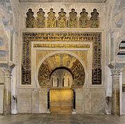 A mesquita é construída em torno de um eixo voltado para Meca.