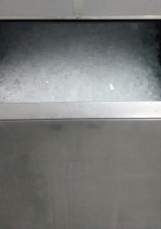 Posteriormente o gelo é depositado em um silo (Figura 2), para, então, ser embalado manualmente com auxílio da máquina seladora