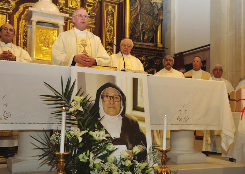 A Irmã Lúcia morreu a 13 de fevereiro de 2005 e foi sepultada no Carmelo de Santa Teresa, em Coimbra, onde viveu 57 anos, sendo os seus restos mortais trasladados para