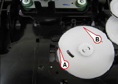 posicionada com o mecanismo da unidade ótica na parte de baixo: 5º) Posicione a engrenagem conforme indicado na figura abaixo.