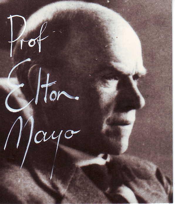 Elton Mayo Teoria das Relações Humanas Cientista social, australiano, Elton Mayo é considerado o fundador do movimento das Relações Humanas, que se opôs aos princípios do trabalho