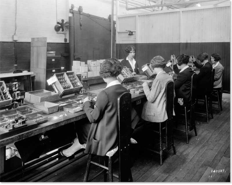 Através das experiências coordenadas por Elton Mayo e realizadas a partir de 1927 na fábrica Westerm Electric Company, que produz equipamentos telefônicos, foi permitido o delineamento dos princípios