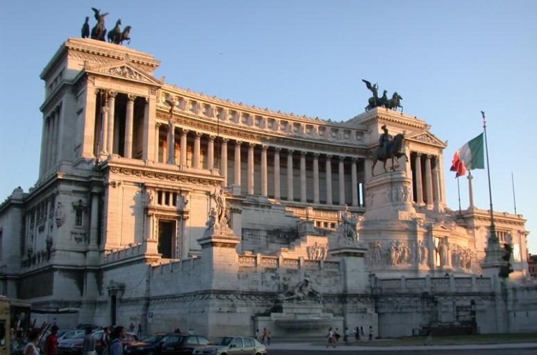 Faremos também um lindo passeio a pé no centro histórico da cidade, repleto de edifícios, fontes, praças e obras dos artistas da época barroca, entre eles, Bernini e Borromeo.