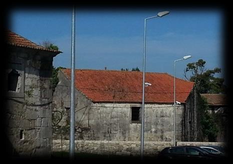 Na Figura 2 encontra-se um edifício com cobertura inclinada localizado no Porto. Figura 1 Edifício com cobertura plana com revestimento em brita, localizado na FEUP.