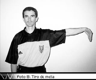 O executante do tiro de lateral deve manter, pelo menos, um pé sobre a linha lateral até que a bola tenha saído de sua mão.