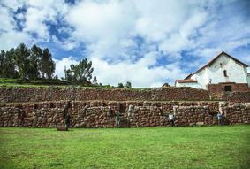 Explore o belíssimo sítio arqueológico de Chinchero, onde os edifícios coloniais jazem sobre as fundações incaicas.