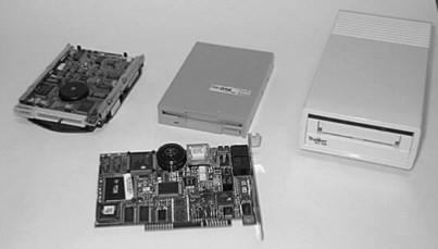 Dispositivos de ENTRADA E SAÍDA Os microcomputadores muitas vezes são vendidos com apenas alguns de seus periféricos de uso mais