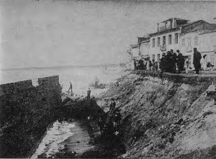 (Reprodução de fotografia da época, in Perdigão, 1931) Fig. 8.10 - Aspecto das destruições causadas pelo mar em 1910.