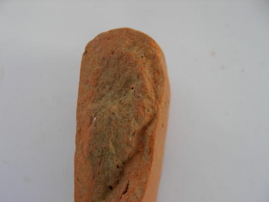 boleado. Pasta de textura compacta e depurada, (com algumas fendas de cozedura), exibindo escassos ENP de calibre fino e médio (micas e quartzos). Trama de cor vermelha clara, M39.