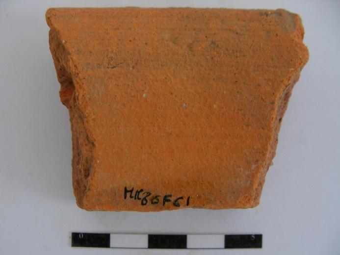 869 MM/86-51-( II ) 870 ANGJ/08 Fragmento de bordo de uma forma de pão de açúcar, tipo II (TORRES, 1991). Bordo de tipologia emoldurada (49mm de altura), direito e lábio boleado.