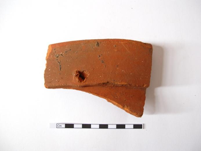 877 CTM/03-20-57 Fragmento de bordo emoldurado de uma forma de pão de açúcar.